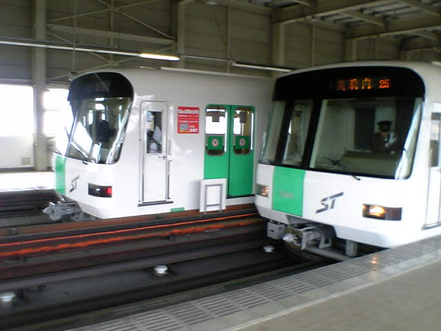 自衛隊前駅で撮影された5000形(5101)です(5000形が並んでますが、手前の方が501号車になります)。[撮影日不明 べるずさん提供]