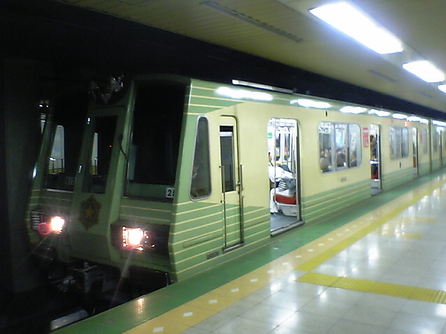 東札幌駅で撮影された6000形量産車(6103)です。[2005年 5月16日 べるずさん提供]