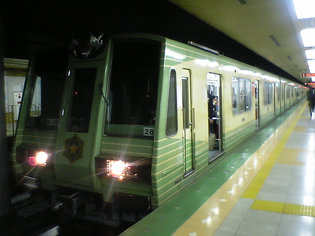 東札幌駅で撮影された6000形608号車(6108)です。[2005年 5月16日 べるずさん提供]