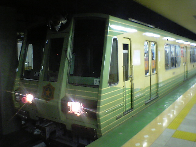 東札幌駅で撮影された、6000形量産車(6122)です。[2005年 5月16日 べるずさん提供]