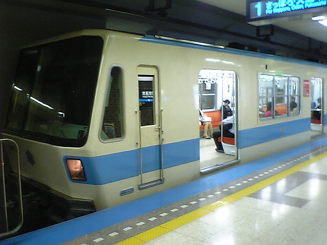 環状通東駅で撮影された、7000形2次車(7815)です。[撮影日不明 べるずさん提供]