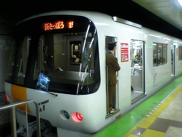 大通駅で撮影された、8000形(8920)です。[2005年 5月21日 べるずさん提供]