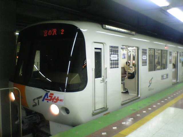 南郷18丁目駅で撮影された8000形826号車(8926)です。この写真が撮影された時、衣料店のAライナーでした。[撮影日不明 べるずさん提供]