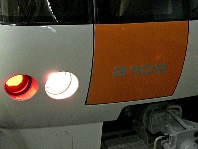 8000形808号車の8108全面の車両番号付近をアップで撮影された写真です。[2008年 6月14日撮影 コデーラさん提供]