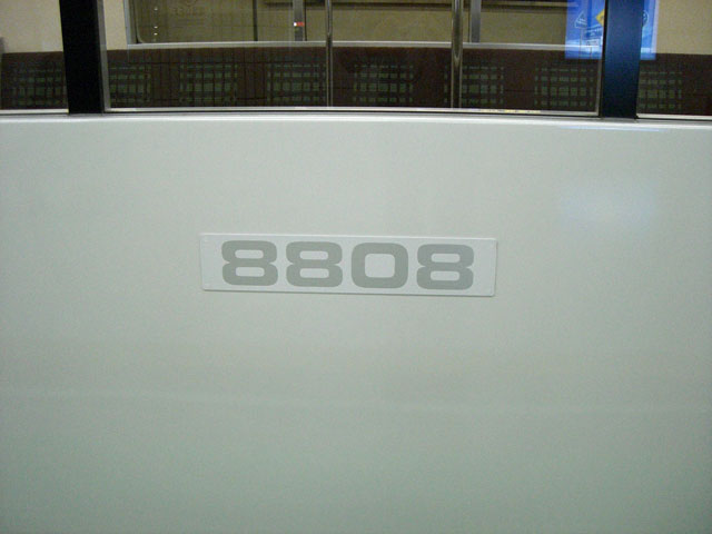 8000形808号車の8808側面の車両番号付近を撮影された写真です。[2008年 6月14日撮影 コデーラさん提供]