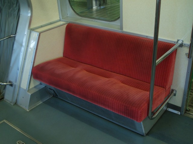 真駒内駅で撮影された3000形304号車(3204)の座席です。窪みがついているのがお分かりいただけると思います。[2006年 6月撮影? きちゅねさん提供]
