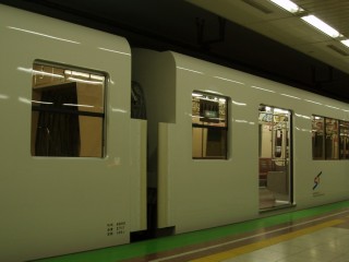 同じく、宮の沢駅で撮影された、8000形817号車(8817)の専用席付近の窓です。こちらは2段窓になっております。[2007年 6月撮影? 305号車さん提供]