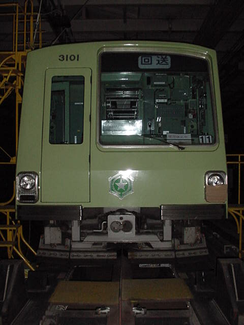 南車両基地で撮影した3000形の3101です。良く見ると、「使用休止中」の紙があるとともに、右側のライトにガムテープが張られているのが確認できます。[2005年 1月17日撮影 305号車さん提供]