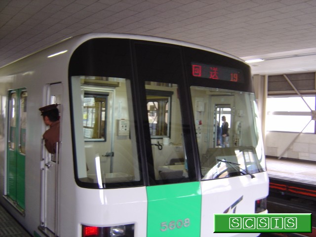 自衛隊前行きの5000形(5608)です。この後、南車両基地へ回送されました。[2004年10月 6日撮影]