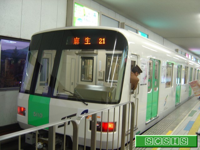 真駒内駅奥の引込み線から2番ホームに入線してきたばかりの5110です。このとき、アートトレインでした。[2005年11月 5日撮影]