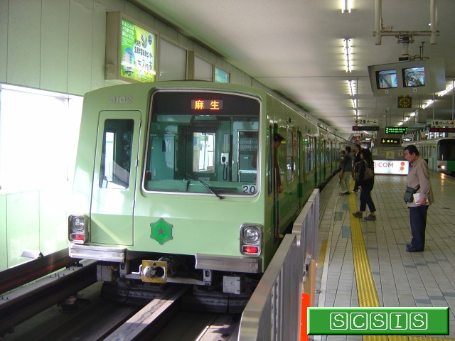 真駒内駅で撮影した、3000形302号車(3102)です。302号車のみ、方向幕ではなくLEDで行き先を表示しています。[2006年 5月27日撮影]