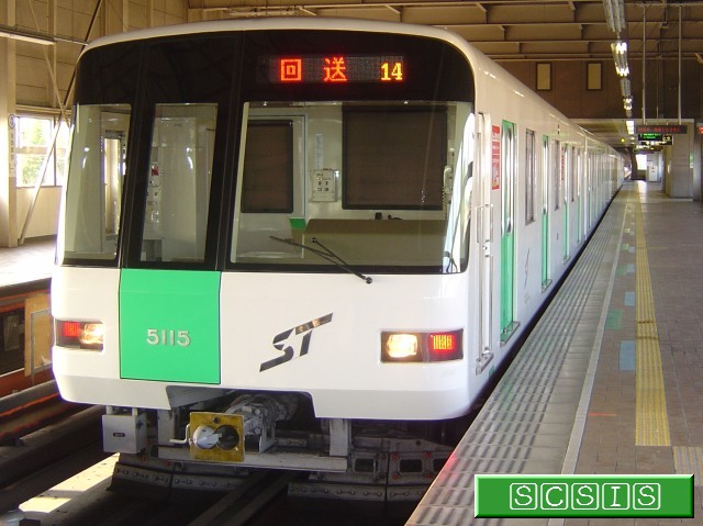 自衛隊前駅で撮影した、5000形515号車(5115)の回送車です。南車両基地から出庫して自衛隊前駅に停車し、運転手と車掌が入れ替わり、真駒内で折り返した後、通常の運用に入ります。[2006年 8月 2日撮影]