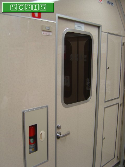 乗務員室ドア付近の写真です(8910)。[2006年 7月 7日撮影]