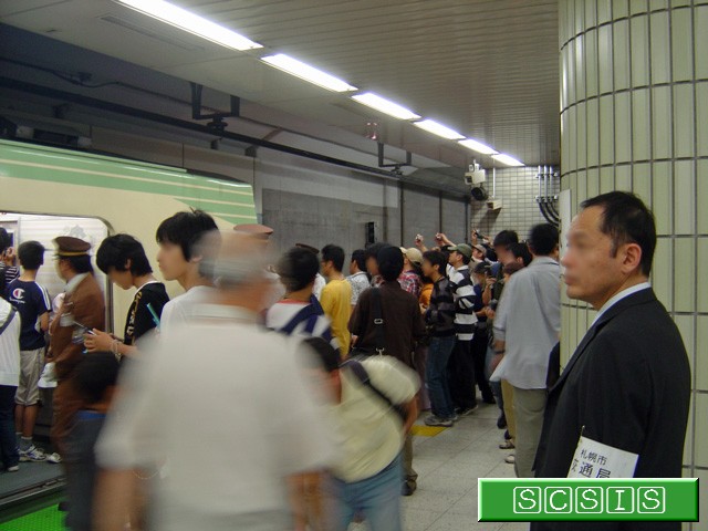 こんな感じでした。ちなみに、6916側はまさに山みたいな感じでかなりの方々がいらっしゃり、テレビ局のカメラも見かけました。[2008年 8月30日撮影]