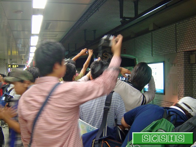 新さっぽろ駅到着時、このような感じでやはりごった返していました。[2008年 8月30日撮影]