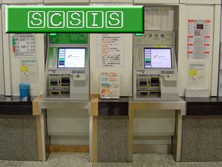 東豊線学園前駅の北改札口側にある券売機です。左が更新後の新型券売機、右が更新前の新型券売機です。[2008年 8月18日撮影]