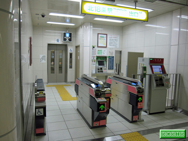 2009年 3月31日に北18条駅に新設された1番ホーム側エレベーター専用出口です。SAPICA対応の券売機・改札機・精算機が勢ぞろいしています。[2009年 4月 1日撮影]