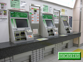 2009年 3月31日に中島公園駅に新設された南改札口の券売機です。緑色の左2台が定期券対応タイプ、右の1台が定期券非対応のタイプです。[2009年 4月 1日撮影]