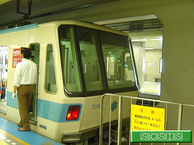 大通駅で撮影した、7000形701号車の7101です。数字が写っていますが.....710で切れています(汗) [2005年 8月 1日撮影]