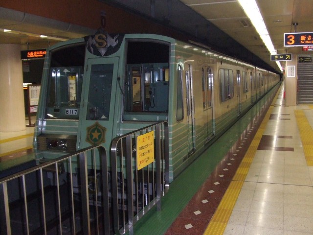 南郷7丁目の中線に停車している際に撮影された、6000形617号車の6117です。[2006年10月14日撮影 虎根さん提供]