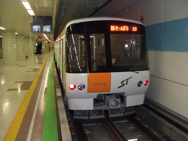 宮の沢駅2番ホームで撮影された、8000形817号車の8917です。[2007年 5月20日撮影 虎根さん提供]