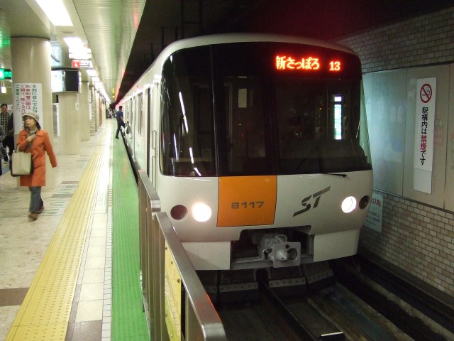 大通駅1番ホームで撮影された、8000形817号車の8117です。[2007年 5月20日撮影 虎根さん提供]
