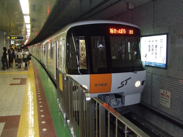 新さっぽろ駅1番ホームで撮影された、8000形822号車の8122です。[2007年 7月31日撮影 虎根さん提供]