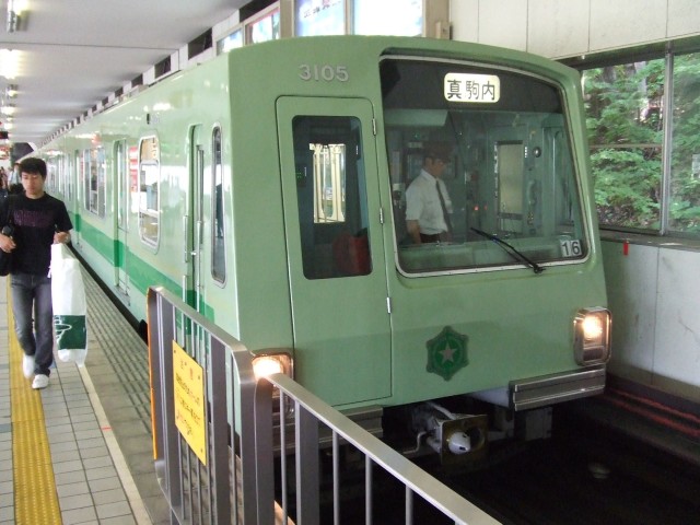 真駒内駅で撮影された、3000形305号車の3105です。[2006年 8月 4日撮影 虎根さん提供]