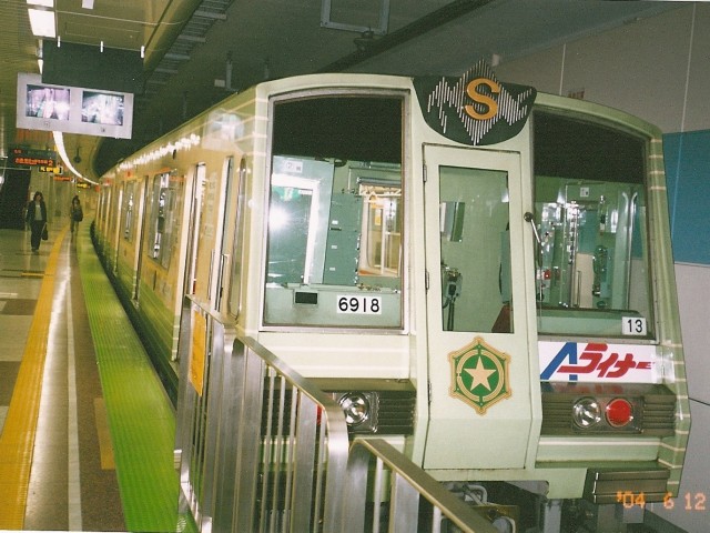 宮の沢駅2番ホームで撮影された、6000形618号車の6918です。Aライナーだったようです。[2004年 6月12日撮影 虎根さん提供]