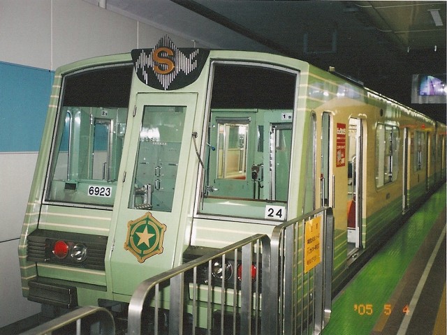 宮の沢駅1番ホームで撮影された、6000形623号車の6923です。[2005年 5月 4日撮影 虎根さん提供]