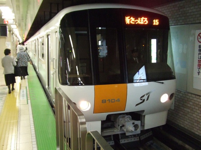 大通駅で撮影された、8000形804号車の8104です。[2006年 7月29日撮影 虎根さん提供]
