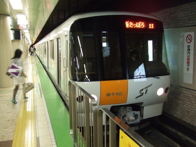 大通駅で撮影された、8000形810号車の8110です。[2006年 7月 8日撮影 虎根さん提供]