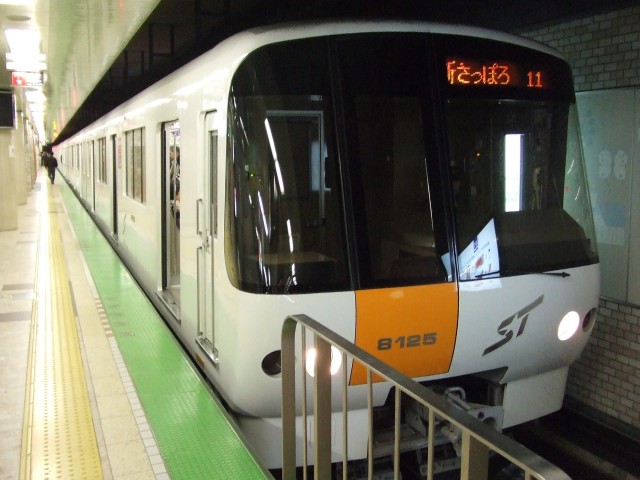 大通駅で撮影された、8000形825号車の8125です。[2006年 4月22日撮影 虎根さん提供]