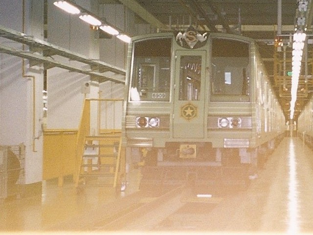 東車両基地内の写真です。先ほどの写真を、6909の部分のみトリミングして拡大してみました。これが限界です.....[撮影日不明 虎根さん提供]