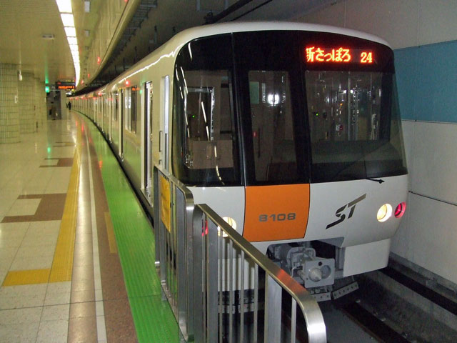 宮の沢駅1番ホーム東側で撮影された、8000形808号車の8108です。[2008年 6月14日撮影 虎根さん提供]