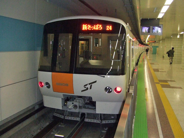 宮の沢駅1番ホーム西側で撮影された、8000形808号車の8908です。[2008年 6月14日撮影 虎根さん提供]