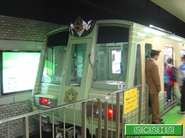 大通駅の4番ホームで撮影した、6000形量産車(6121)です。[2005年 5月28日撮影]