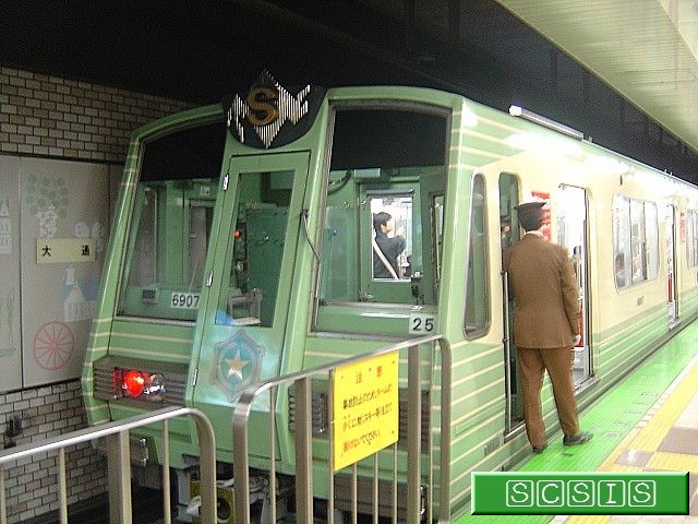 大通駅の3番ホームで撮影した、6000形量産車(6907)です。[2005年 5月28日撮影]