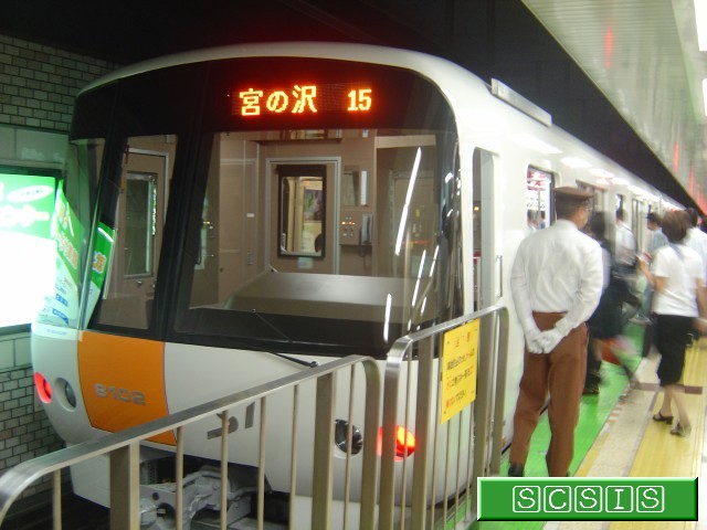 大通駅で撮影した、9月3日に新しく導入されたばかりの8000形(8102)です。[2005年 9月 3日撮影]