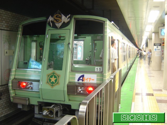 大通駅の3番ホームで撮影した、6000形量産車(6903)です。[2005年 9月15日撮影]