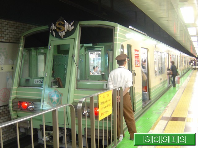 大通駅の3番ホームで撮影した、6000形量産車(6904)です。[2005年 9月17日撮影]