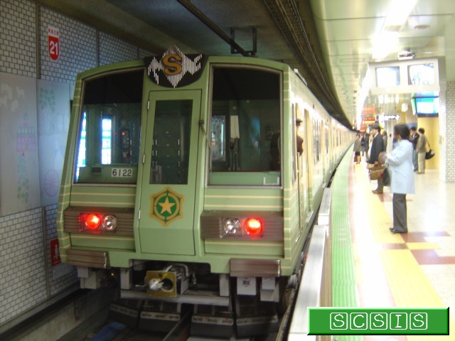 新さっぽろ駅で撮影した622号車(6122)です。その日は31運用(午前運用)だったので、東車両基地へ回送される前の(新さっぽろ駅2番ホームで停止している)622号車を撮影しました。[2006年 4月11日撮影]