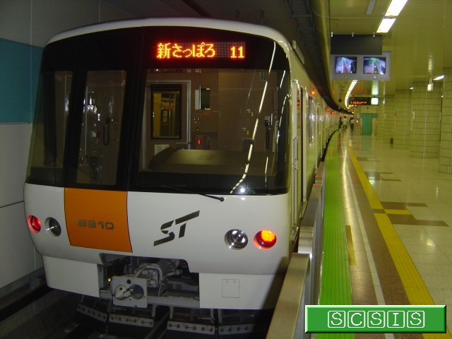 宮の沢駅の1番ホームで撮影した、810号車の8910です。運用復帰の記念に(？)撮影しました(写真の質が悪いというのもありますが^_^;)。[2006年 7月 8日撮影]