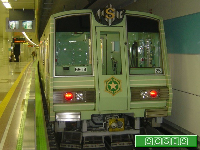 宮の沢駅で撮影した、6000形618号車(6918)です。.....実はこの後、女性車掌の方が乗務員室に来ました。[2006年 7月18日撮影]