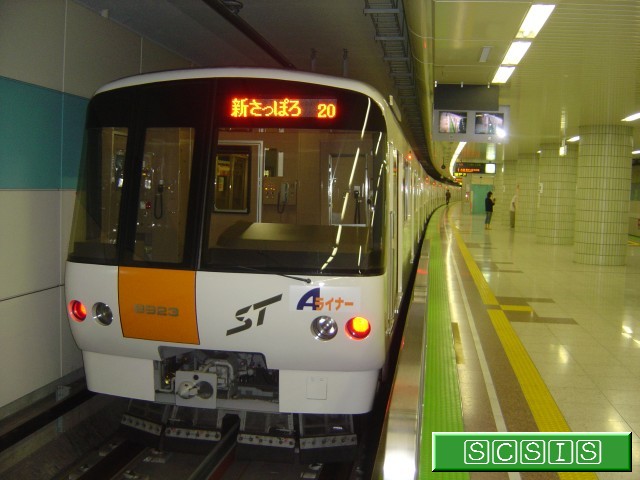 宮の沢駅で撮影した、8000形823号車(8923)です。このとき、私立・専門学校の学校を紹介するAライナー(キャンパストレイン)になっていました。[2006年 7月18日撮影]