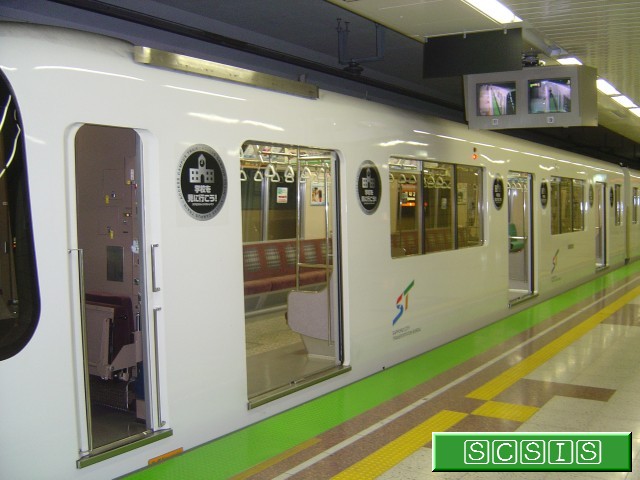 宮の沢駅で撮影した、8000形823号車(8923)です。このとき、私立・専門学校の学校を紹介するAライナー(キャンパストレイン)になっていました。この写真では、側面を撮影しております。[2006年 7月18日撮影]