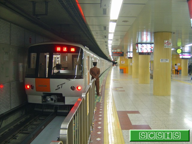 新さっぽろ駅1番ホーム西側で撮影した、8000形808号車の8908です。[2008年 8月28日撮影]