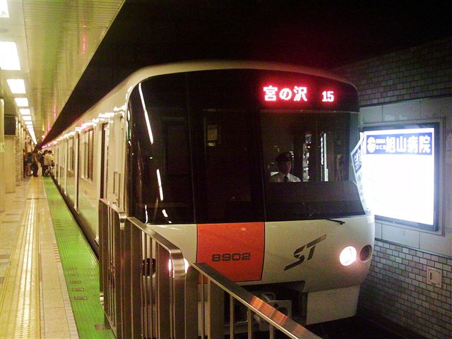 大通駅4番ホームで撮影された、8000形(8902)です。[2005年 9月 3日撮影 トレインボーイさん提供]